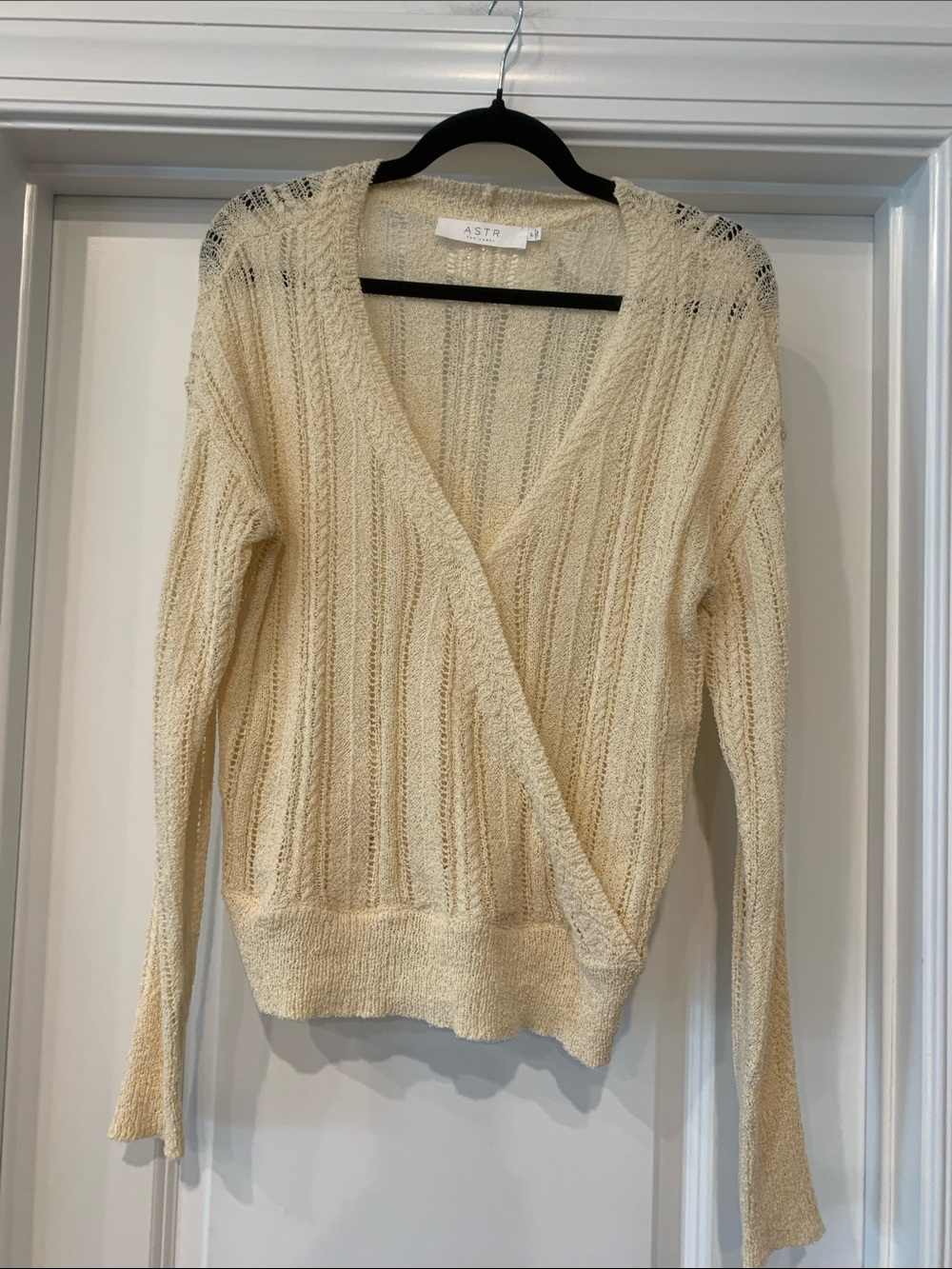 Astr Cream Knit V-Neck Wrap Sweater loose weave M NWOT